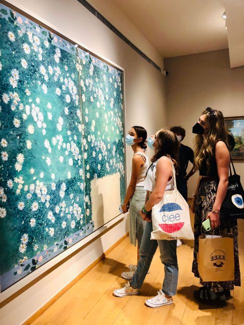 Paris students touring Giverny