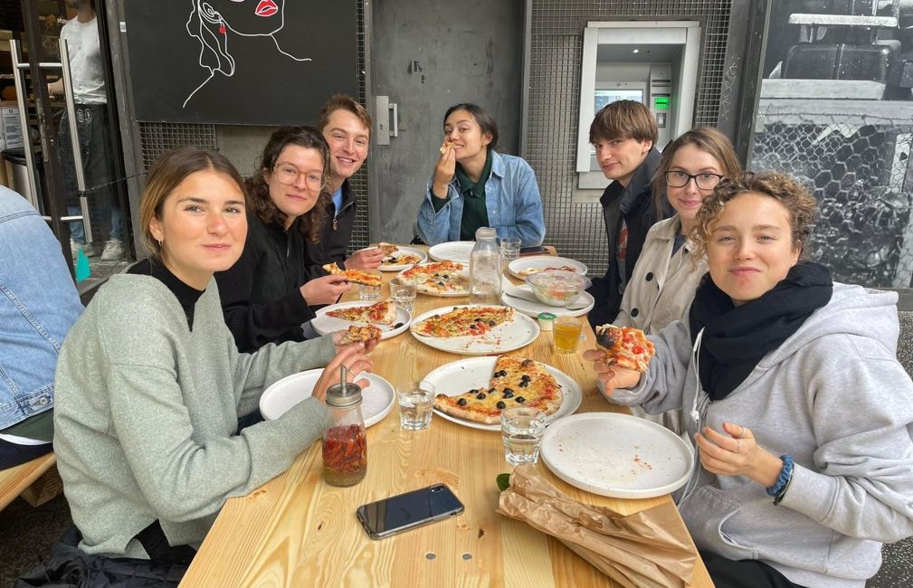 students eating together abroad toulouse