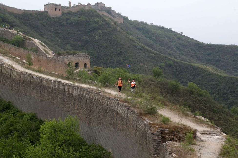 beijing great wall students running