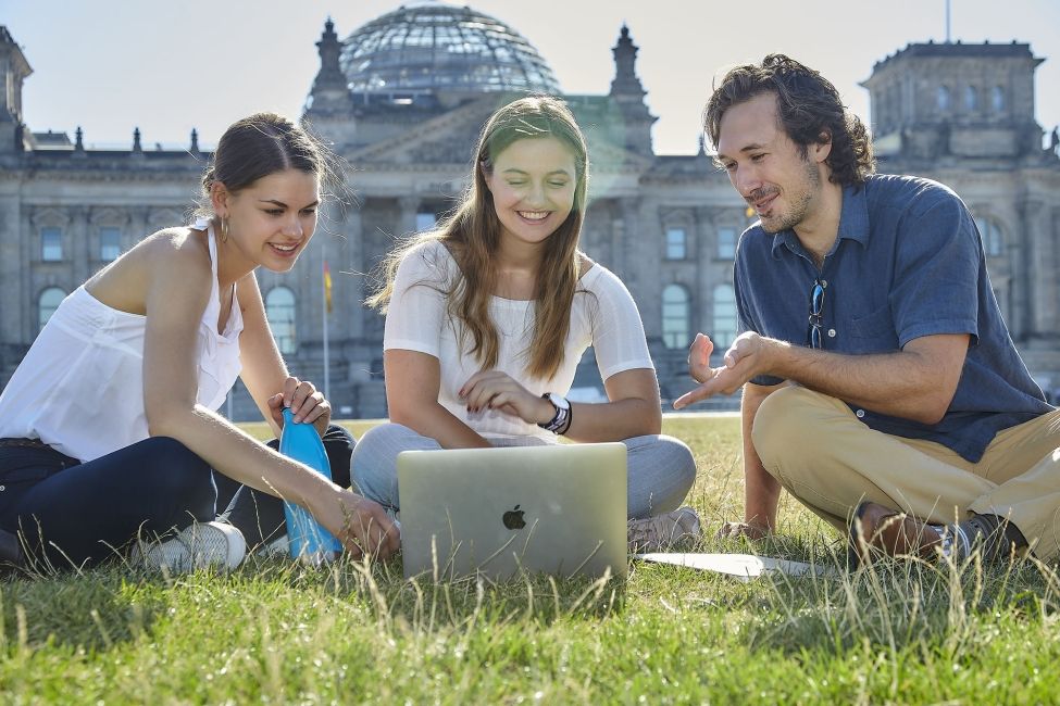 berlin reichstag laptop