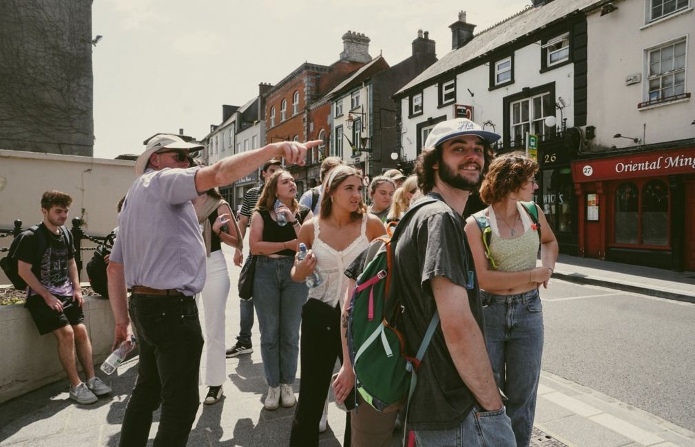 students tour of town dublin ireland