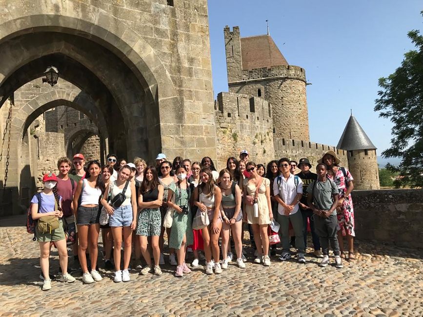 High school students posing in front of a castle in Toulouse