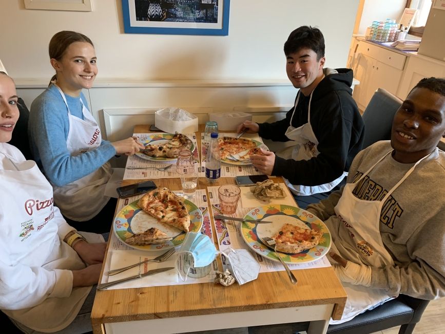 Rome students eating pizza