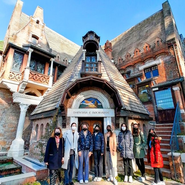 Rome students visiting the House of Owls