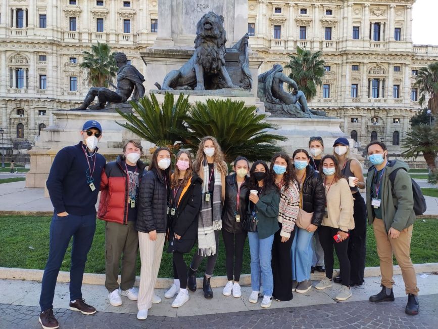 rome students lion statues