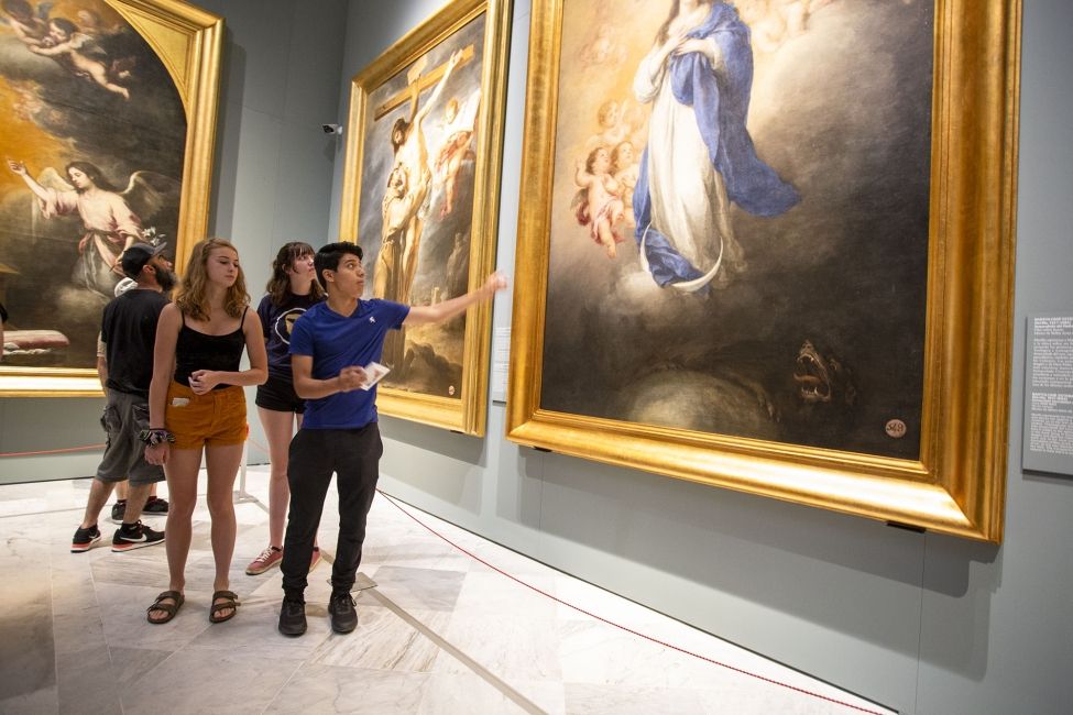 seville students in museum