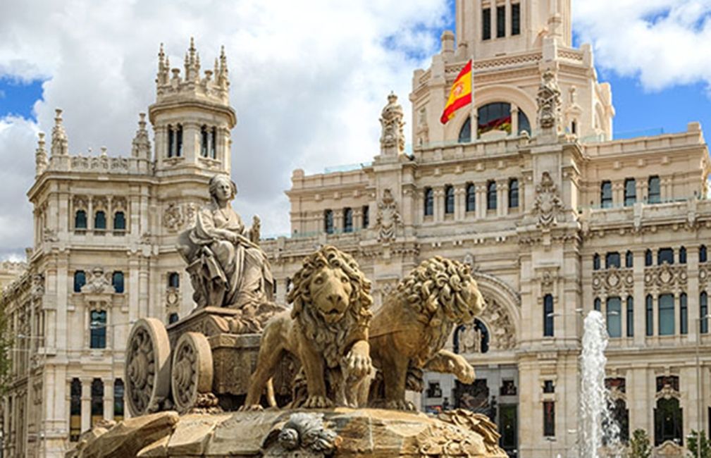 madrid lion statue flag