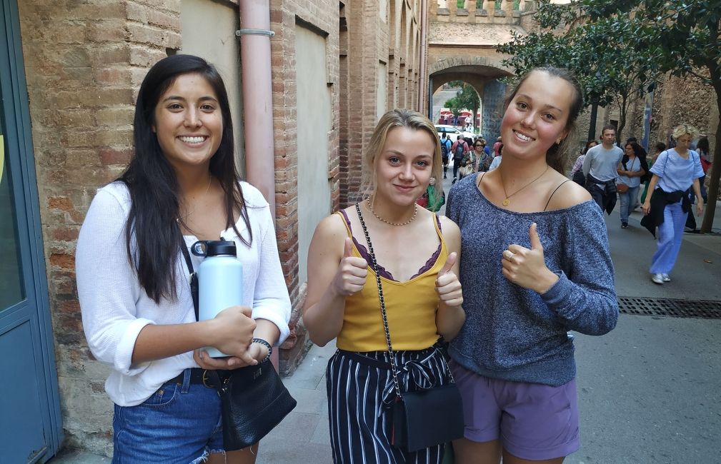 barcelona students thumbs up