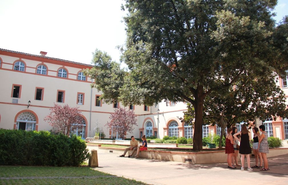 ciee toulouse center courtyard