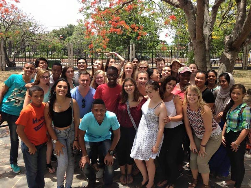 Group photo of high school students studying abroad in Santiago de los Caballeros