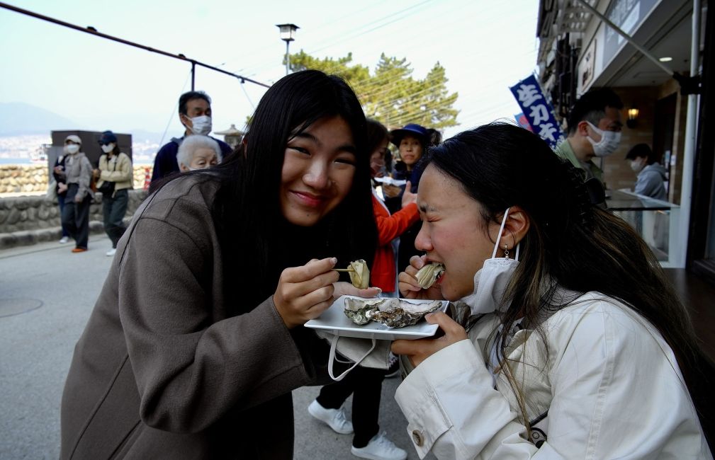 kyoto students try street food