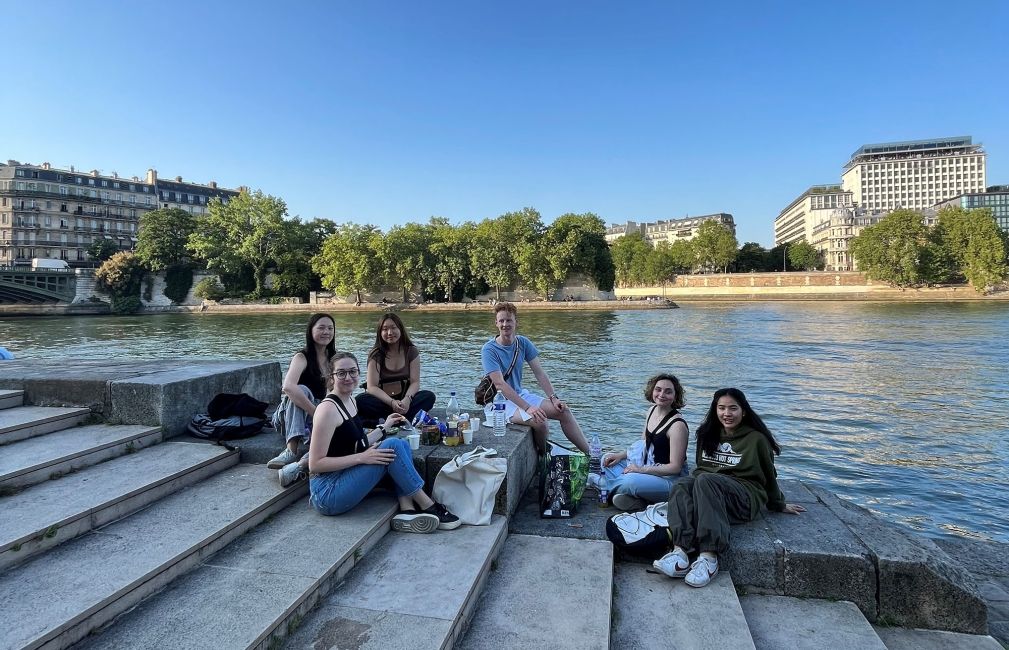 paris students water sitting