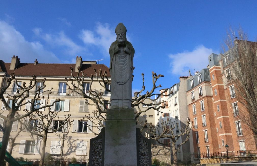 paris statue abroad