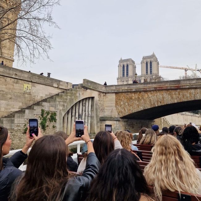 paris students take photos