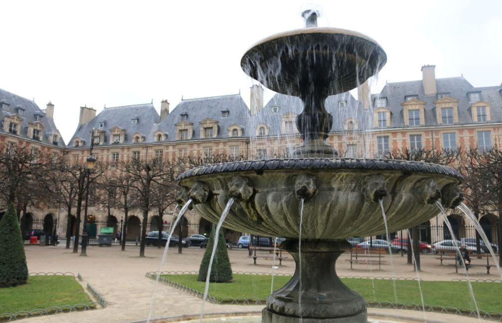 water fountain building paris