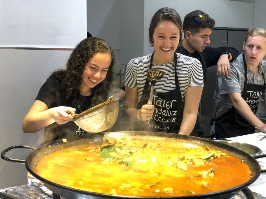 seville-laughing-girls-paella