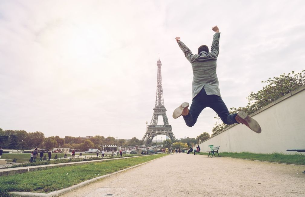eiffel tower student jumping