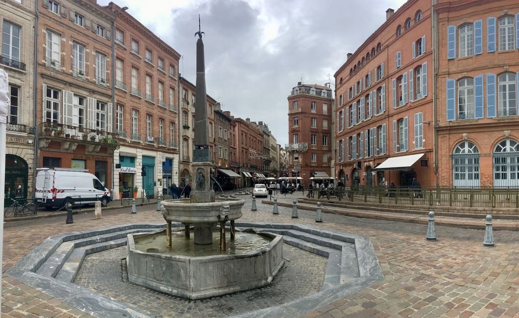 toulouse street with fountain
