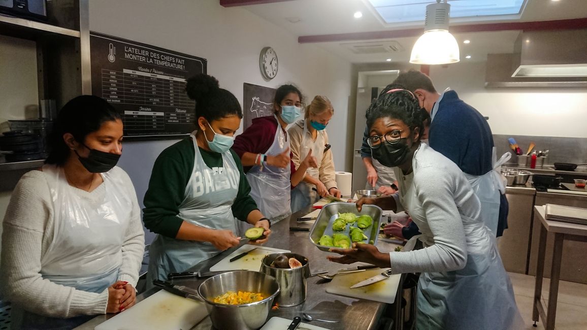 toulouse students at cooking class