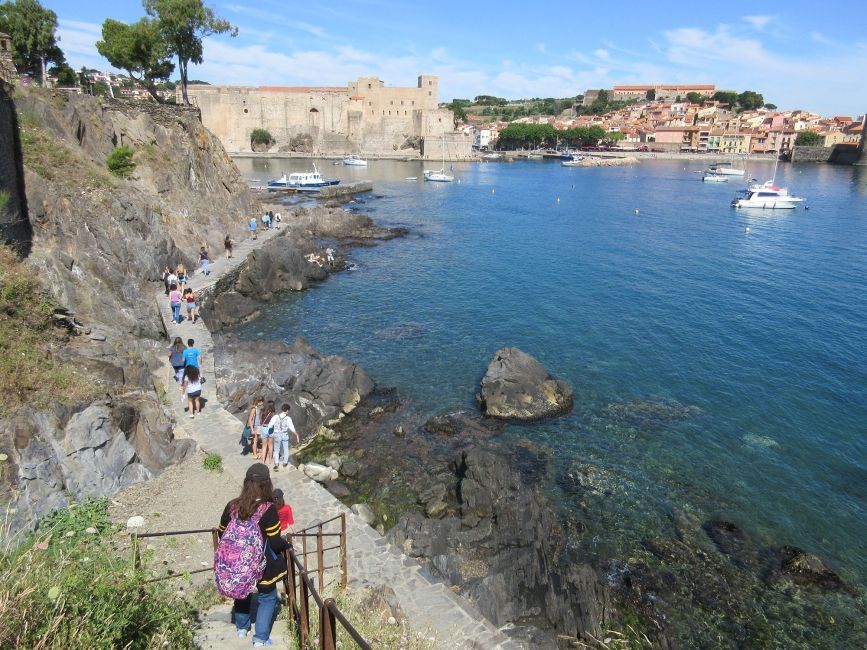 toulouse students walking along harbor