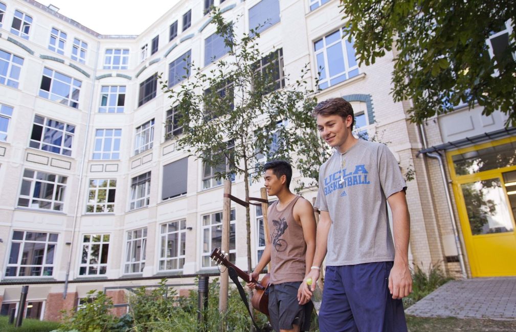 berlin students walking center