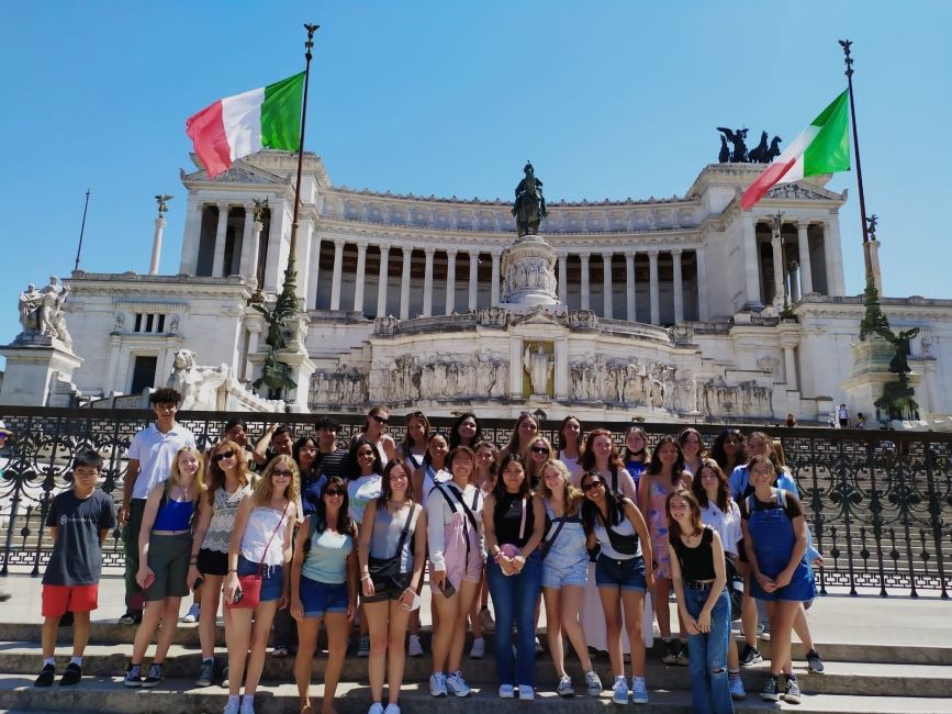 Rome_students in Piazza Venezia