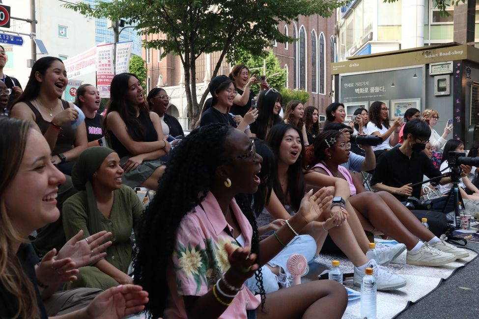 Seoul_street performances by K-Pop trainees organized by CIEE Seoul.jpg