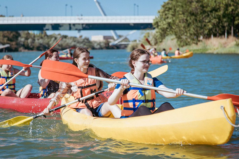 hssa seville girls in kayak