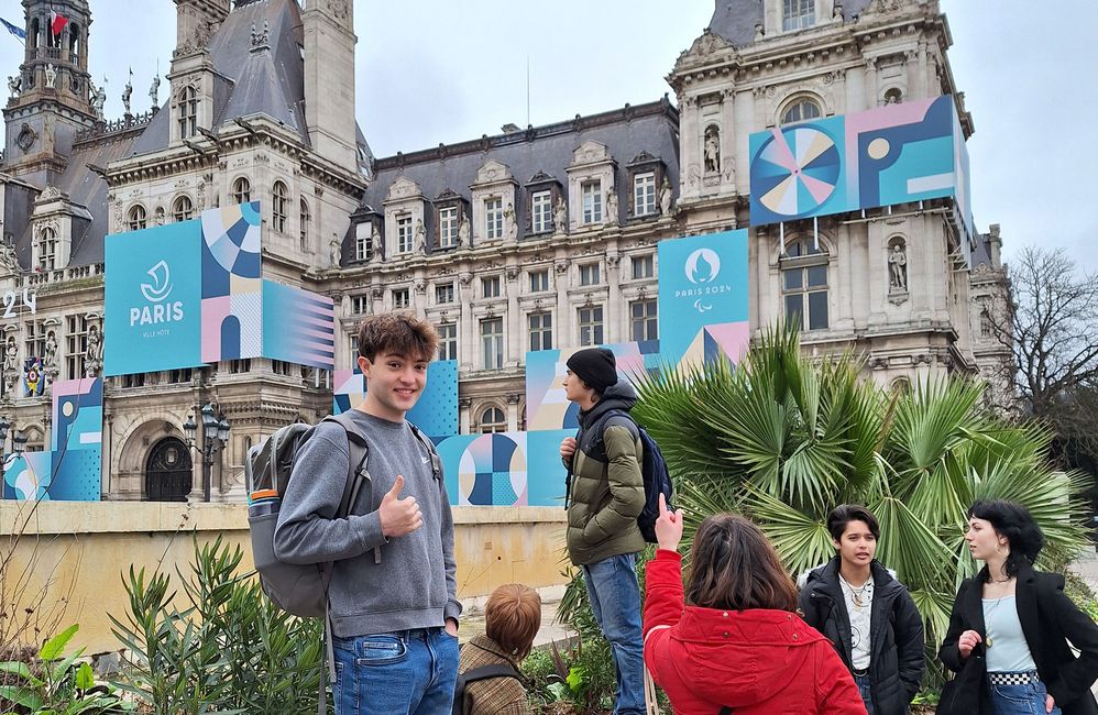 paris-student-tour-thumbs-up