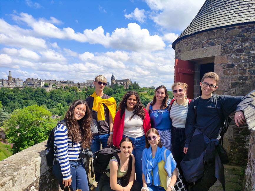 rennes-student-group-smiling