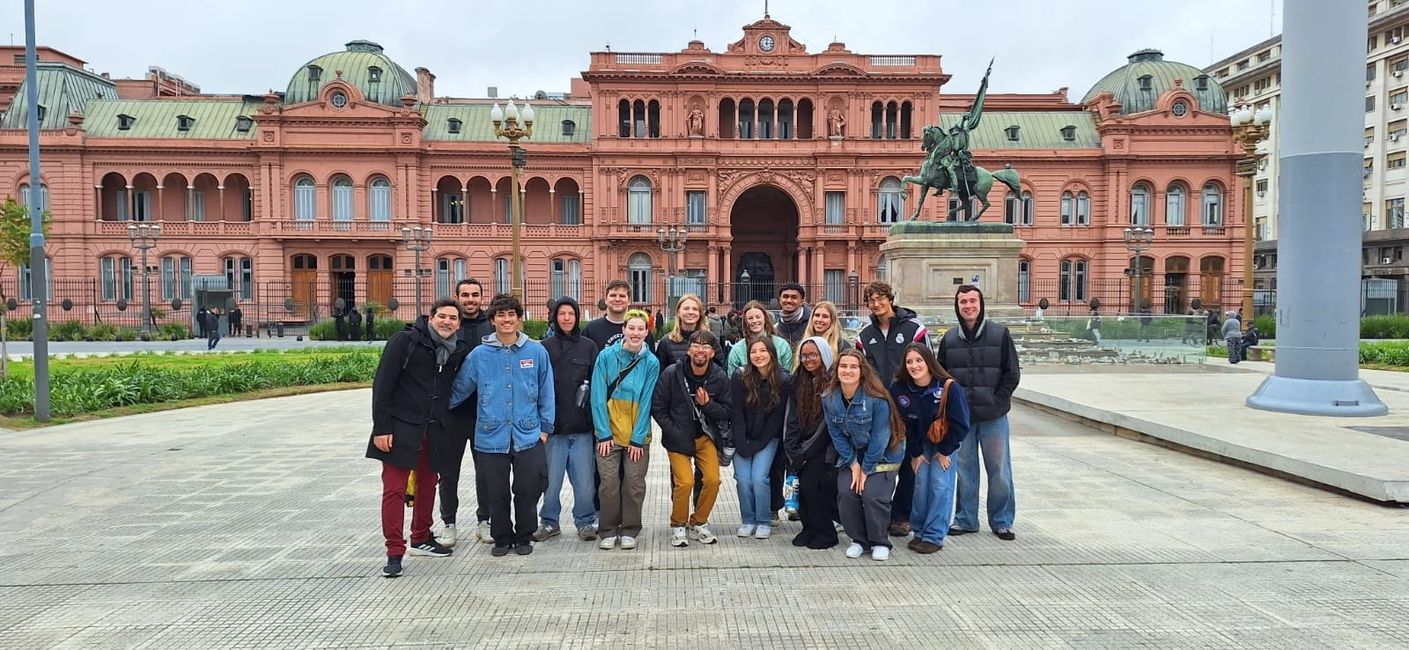 buenos-aires_students at-casa-rosada