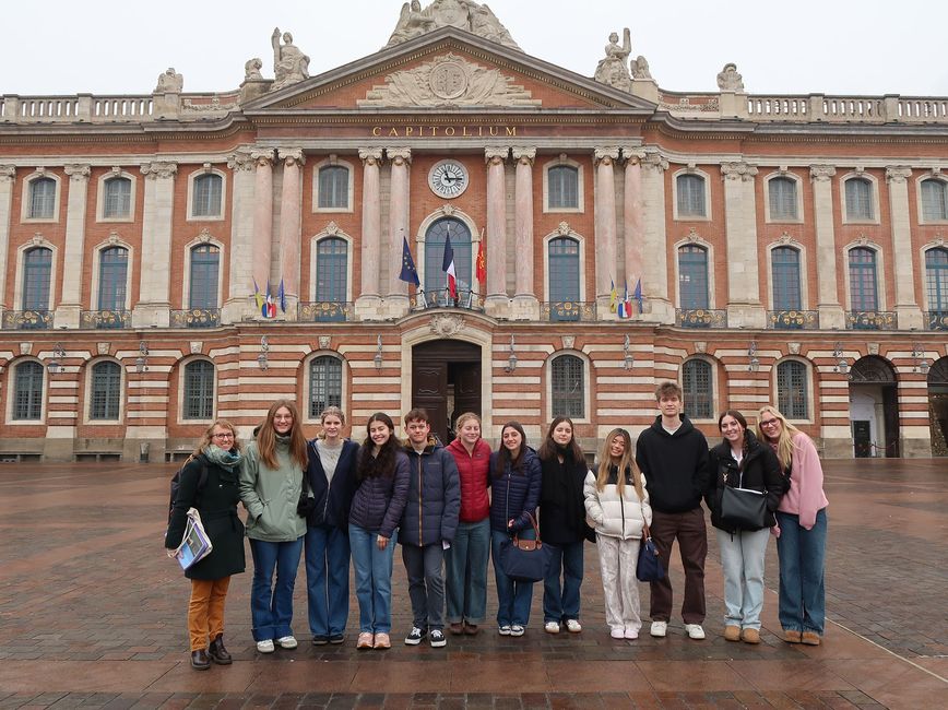 High school students in front of the capitol in Toulouse
