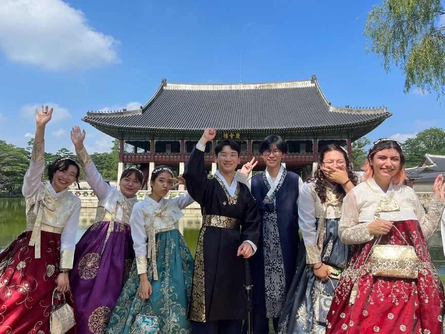 seoul-students-dressed-in-hanbok.jpg