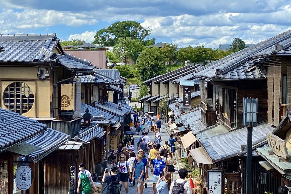 kyoto-japan-street-crowds.jpg