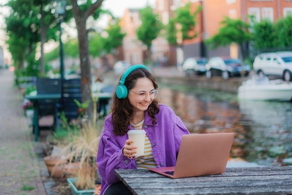 girl with laptop