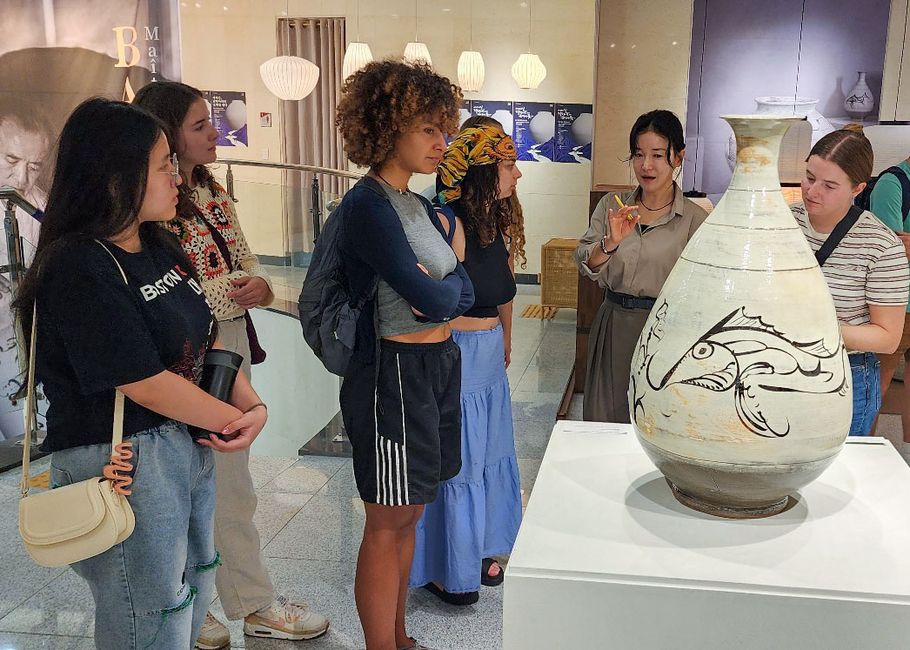seoul-ceramics-museum-tour-vase