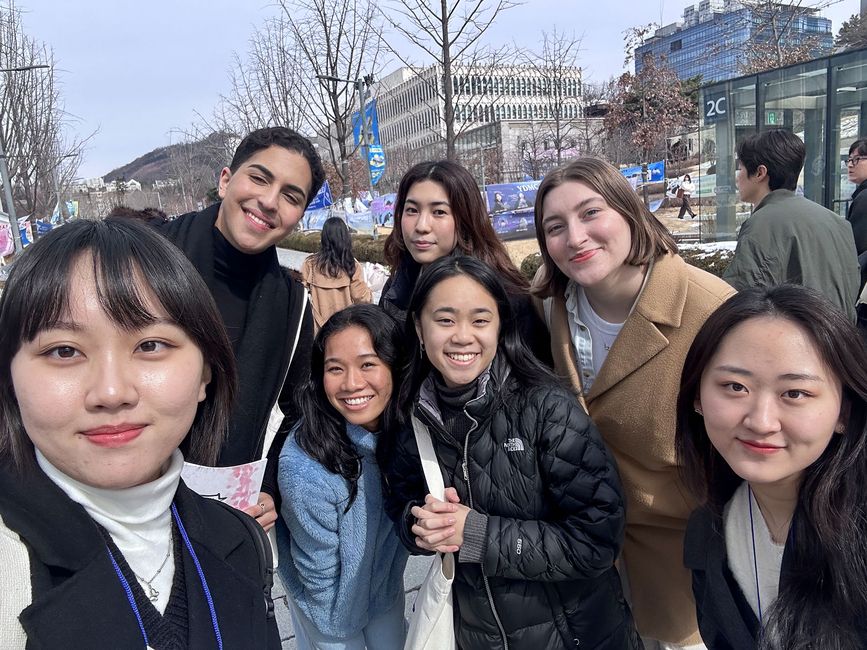 seoul-smiling-group-streetscene