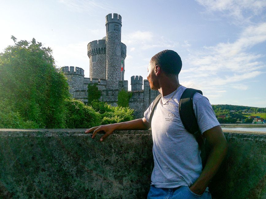 fddo-2025-intern-looking-over-shoulder-castle