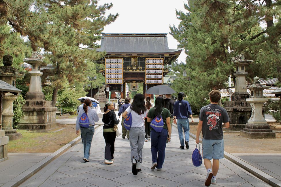 kyoto_a-group-of-language-and-culture-students-walking-to-the-kitano-tenmangu-shrine.JPG