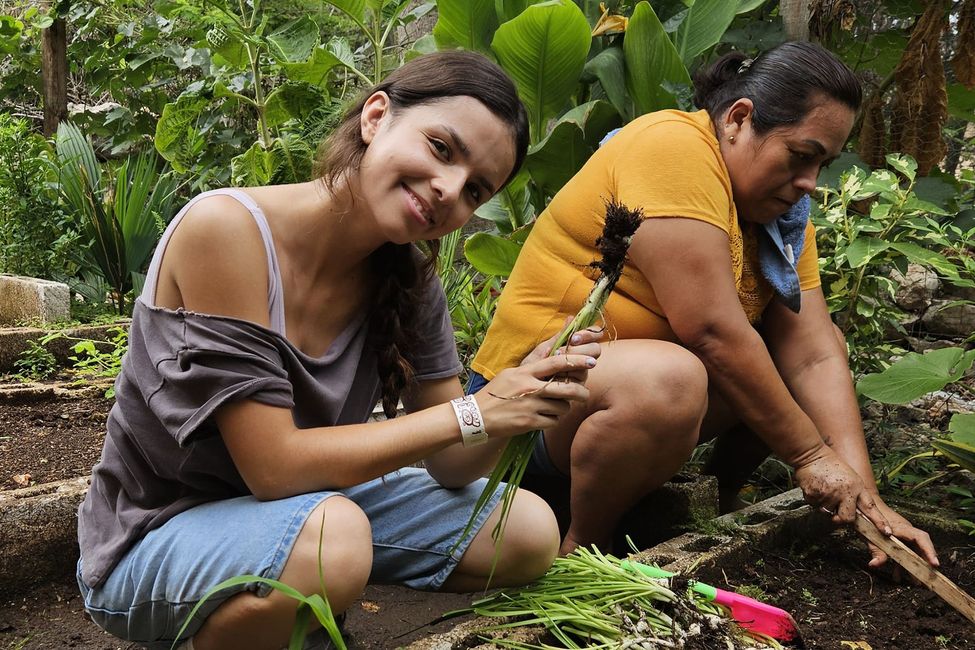 yucatan_student-planting-veggies-in-the-garden-merida.JPG