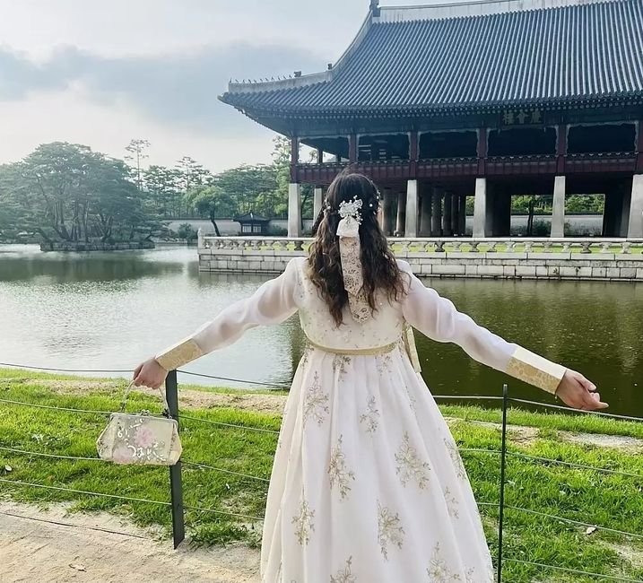 A girl dressed in a korean Hanbok