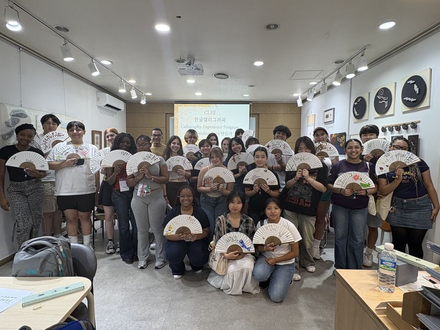 Asia-traditional-fans-group-students