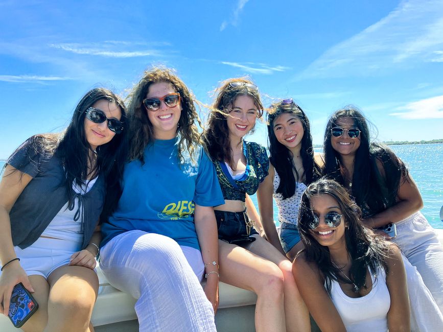 lisbon-girls-group-posing-sightseeing-tour-boat