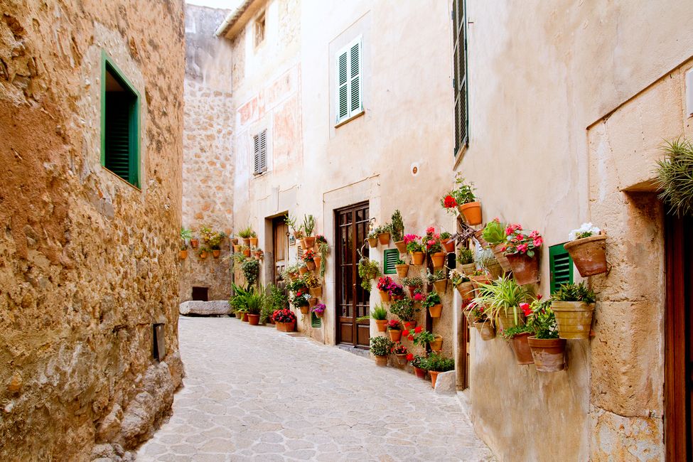 palma-quiet-village-alleyway
