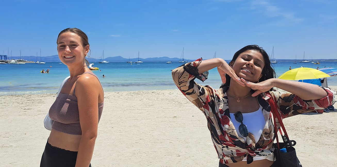 palma-two-students-posing-beach
