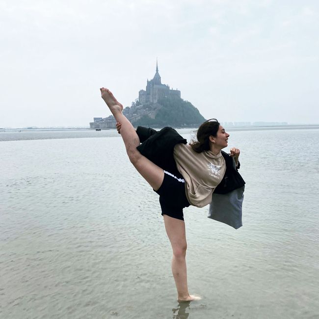 rennes-student-ballerina-pose-bay-of-mont-saint-michel