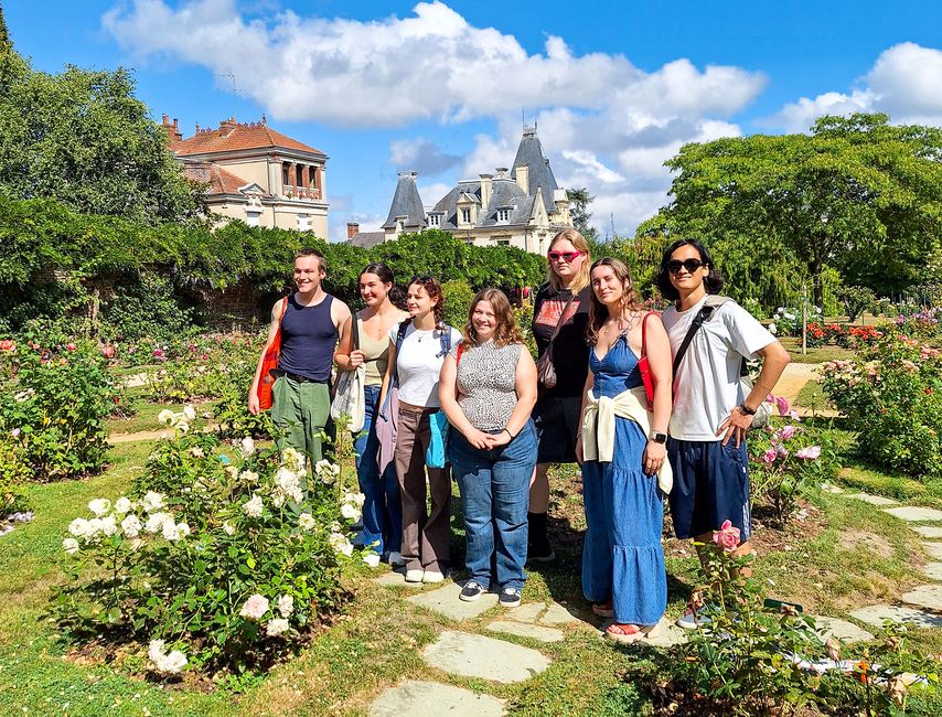 rennes-student-group-garden-pathway