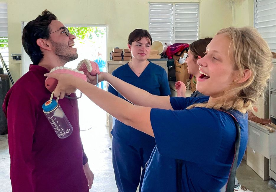 santiago-dr-cph-students-having-fun-oral-hygiene-speech