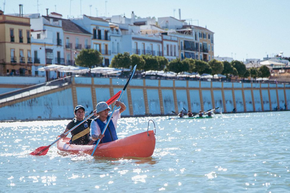 seville-students-kayaking-activity-guadalquivir-river