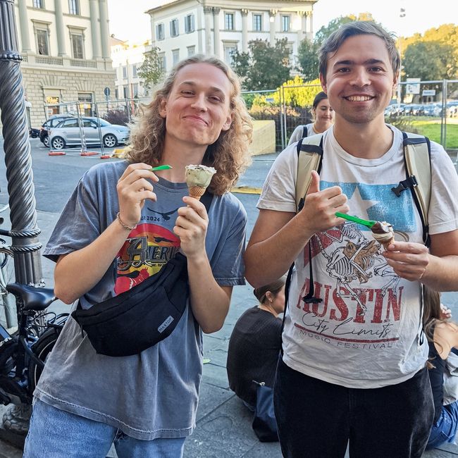 florence-meals-two-male-students-eating-gelato
